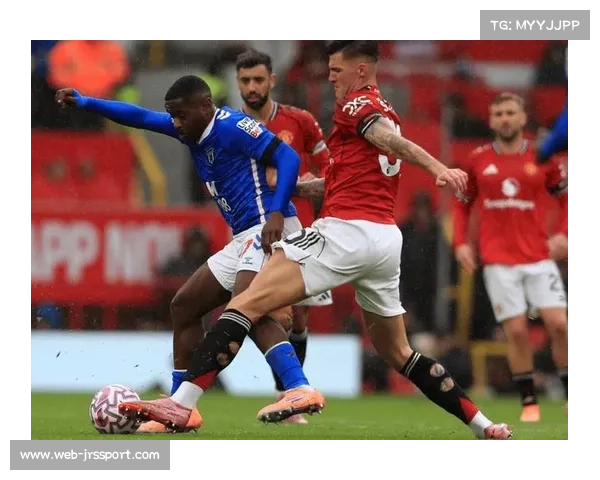 曼联芒特替补登场头球攻门偏出，与进球失之交臂